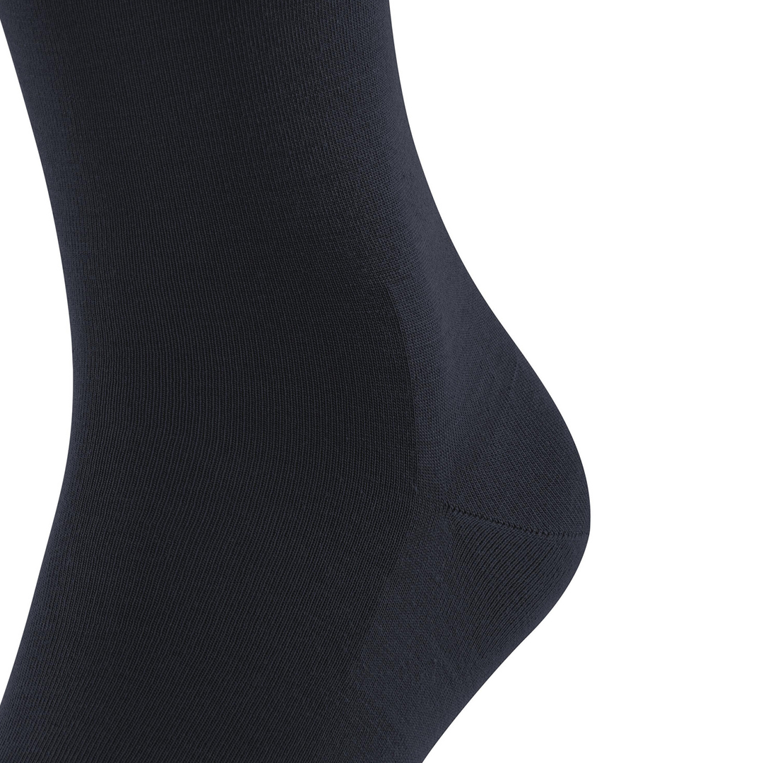 Donkerblauwe kniekous merino-lyocell mix, glad breisel en geribde boord, enkel detail.
