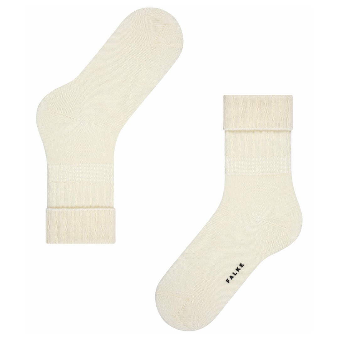 Gebroken-witte bootsokken, zicht op teen en hiel met subtiele FALKE-logo