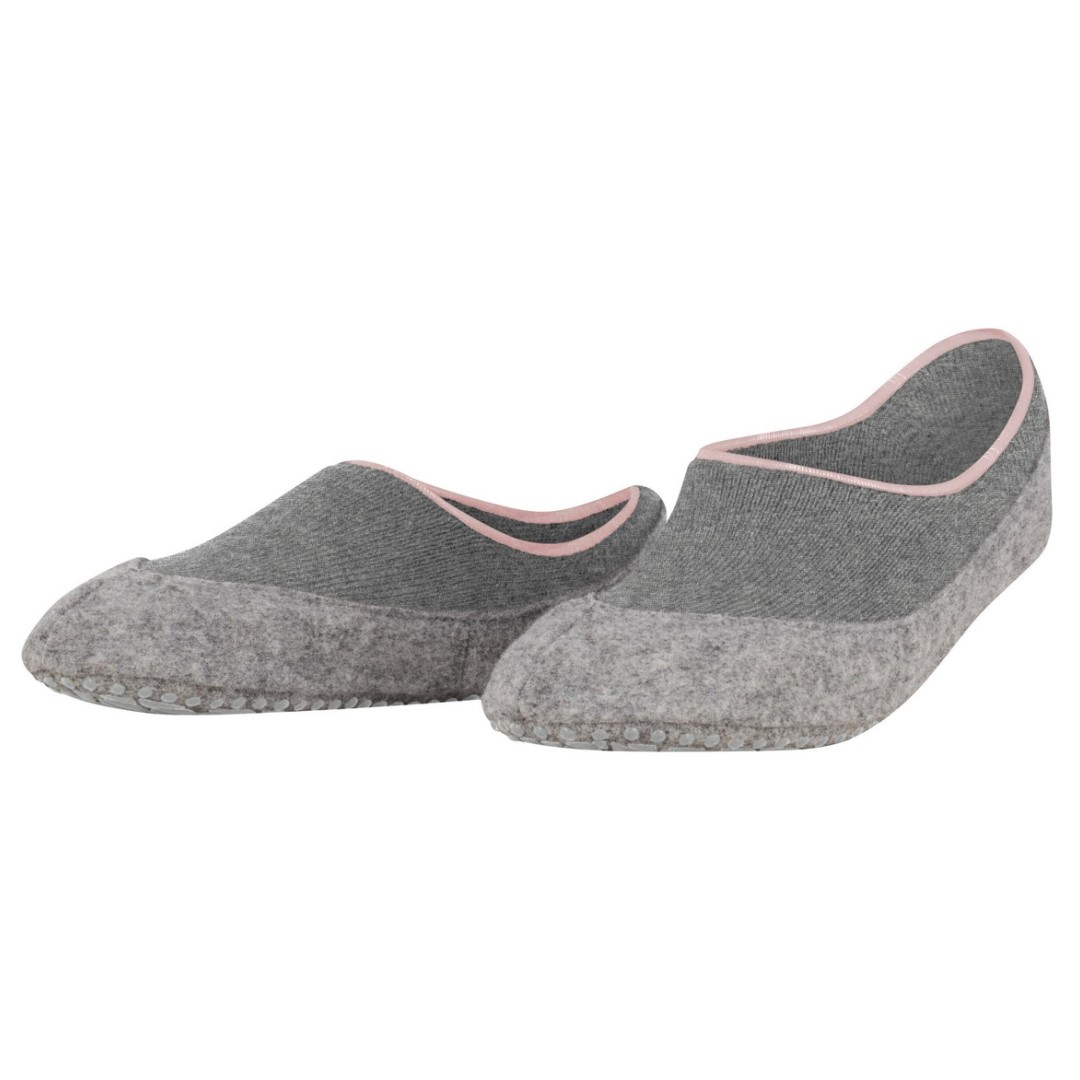 Lichtgrijze damessloffen met anti-slip noppen en roze bies, lage instap
