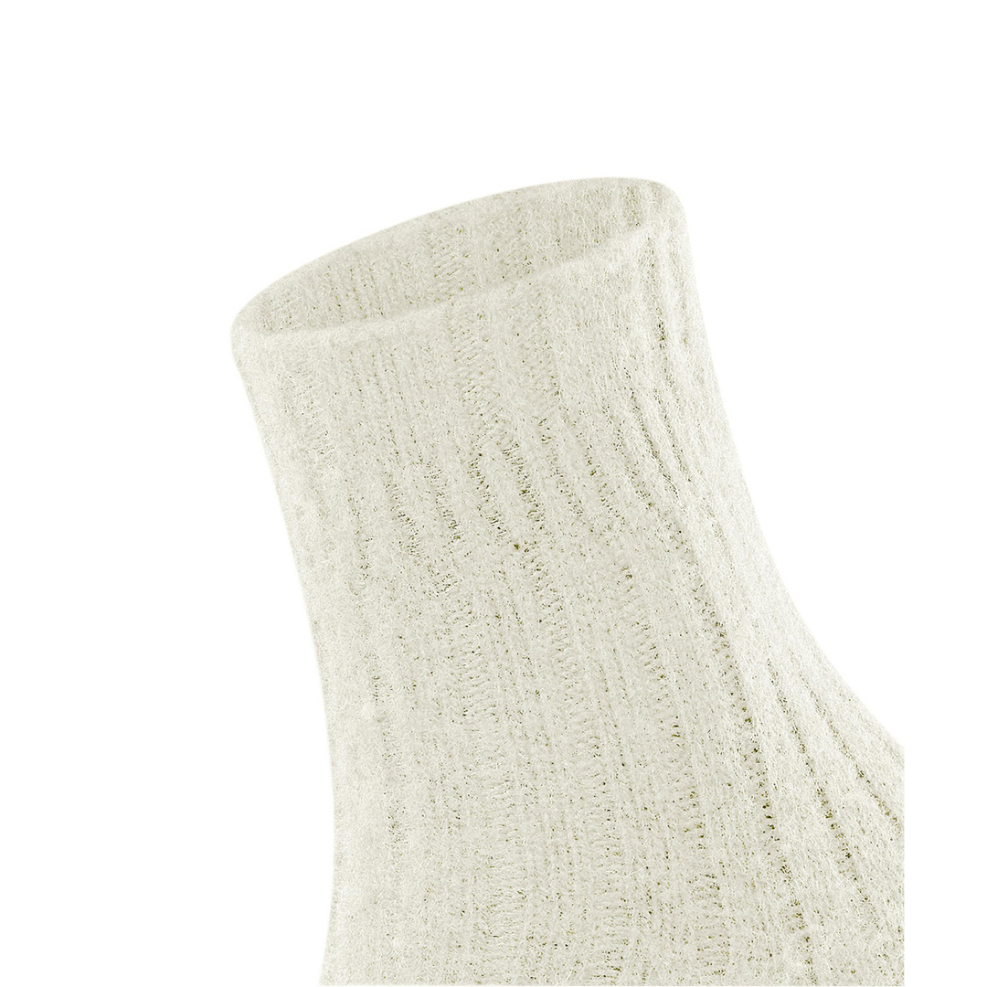 Bedsock voor dames in gebroken wit, merino-cashmere blend, close-up breiwerk.