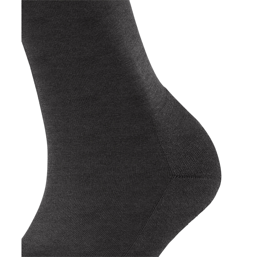 Antraciet sok van Merino-Lyocell mix, close-up van hiel/teen en teennaad
