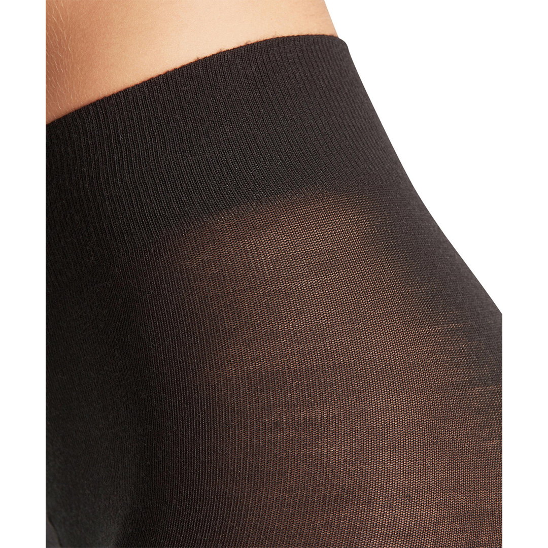 Softmerino panty zwart, close-up van het fijne breiwerk op de dij