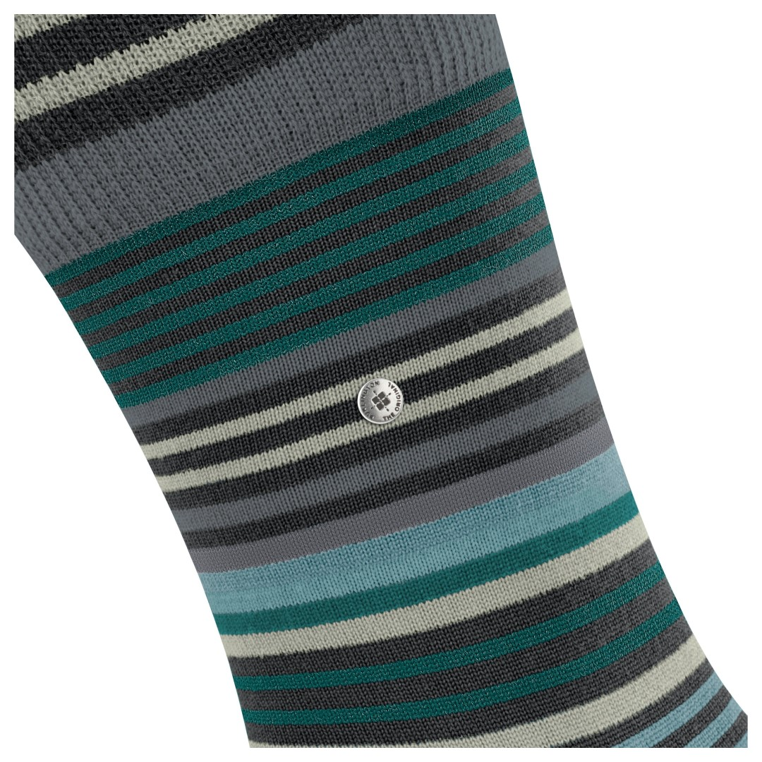 Close-up gestreepte herensokken met grijs, teal en blauw-witte strepen