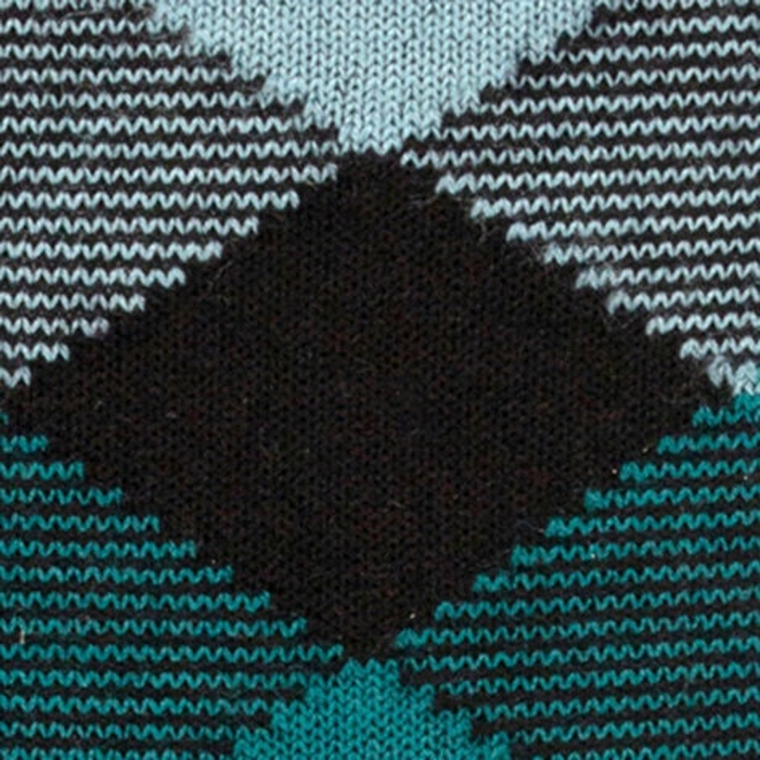 Gebreide herensokdetail: zwart knit met teal ruit en blauwe/witte streepjes
