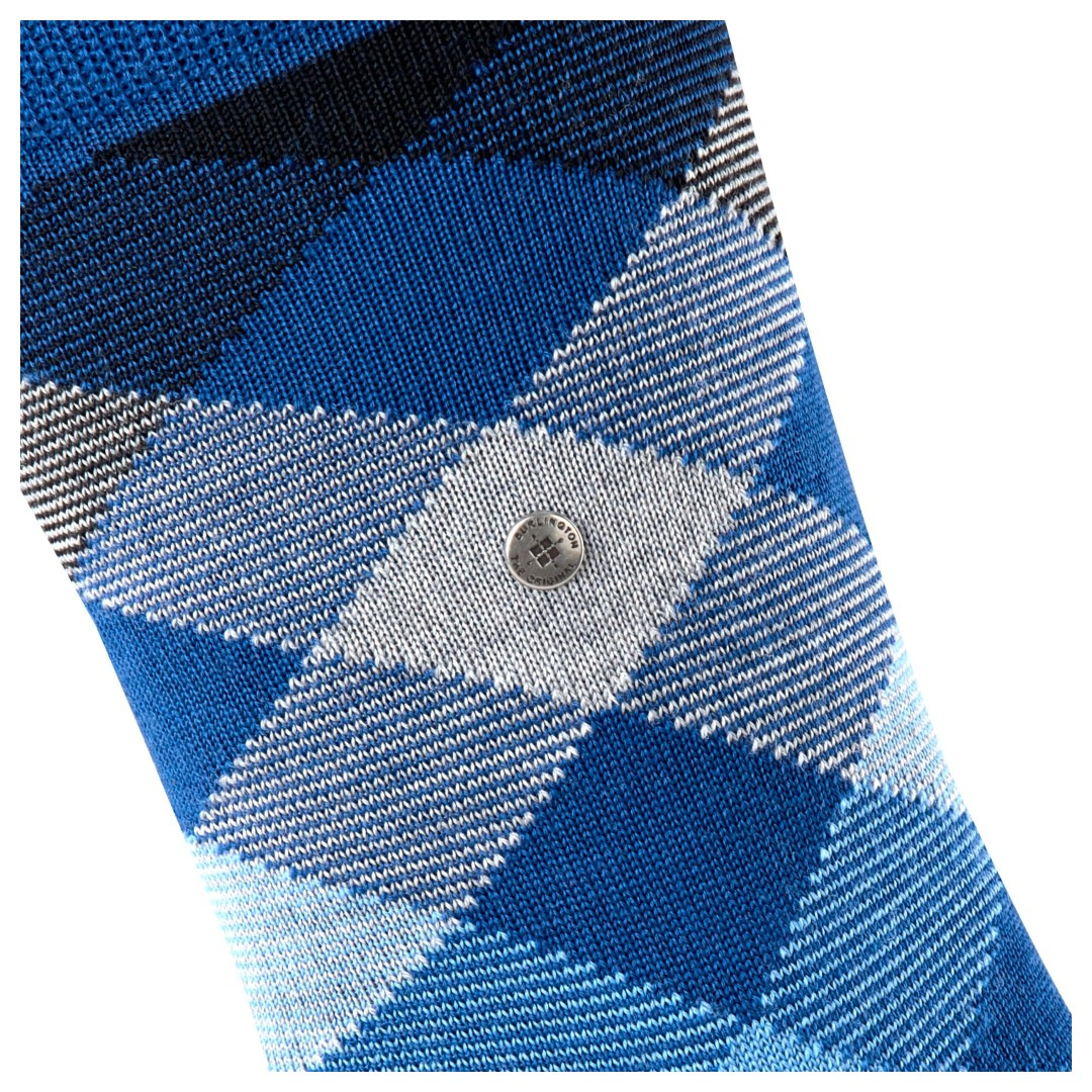 Blauwe sok met grijze ruiten en metalen knoop-look detail op de wreef