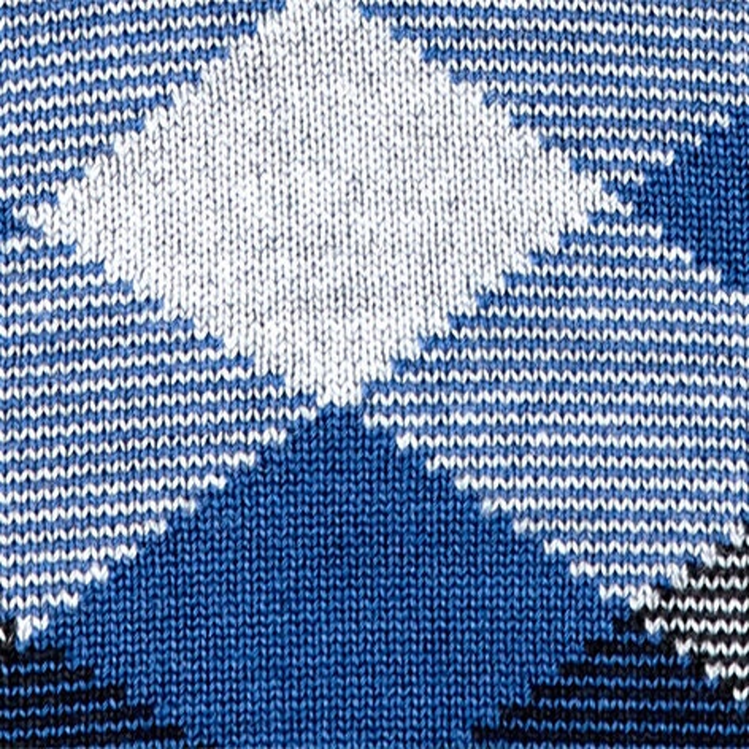 Gedeelte van blauwe sok met ruiten en horizontale strepen in lichtblauw en donkerblauw