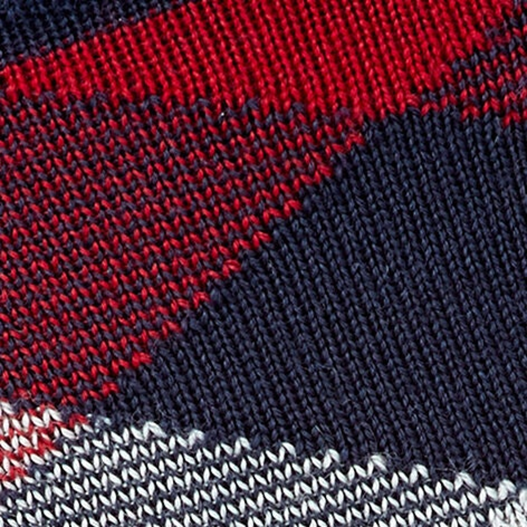 Stofdetail van herensokken met rood-blauwe melange ribboord