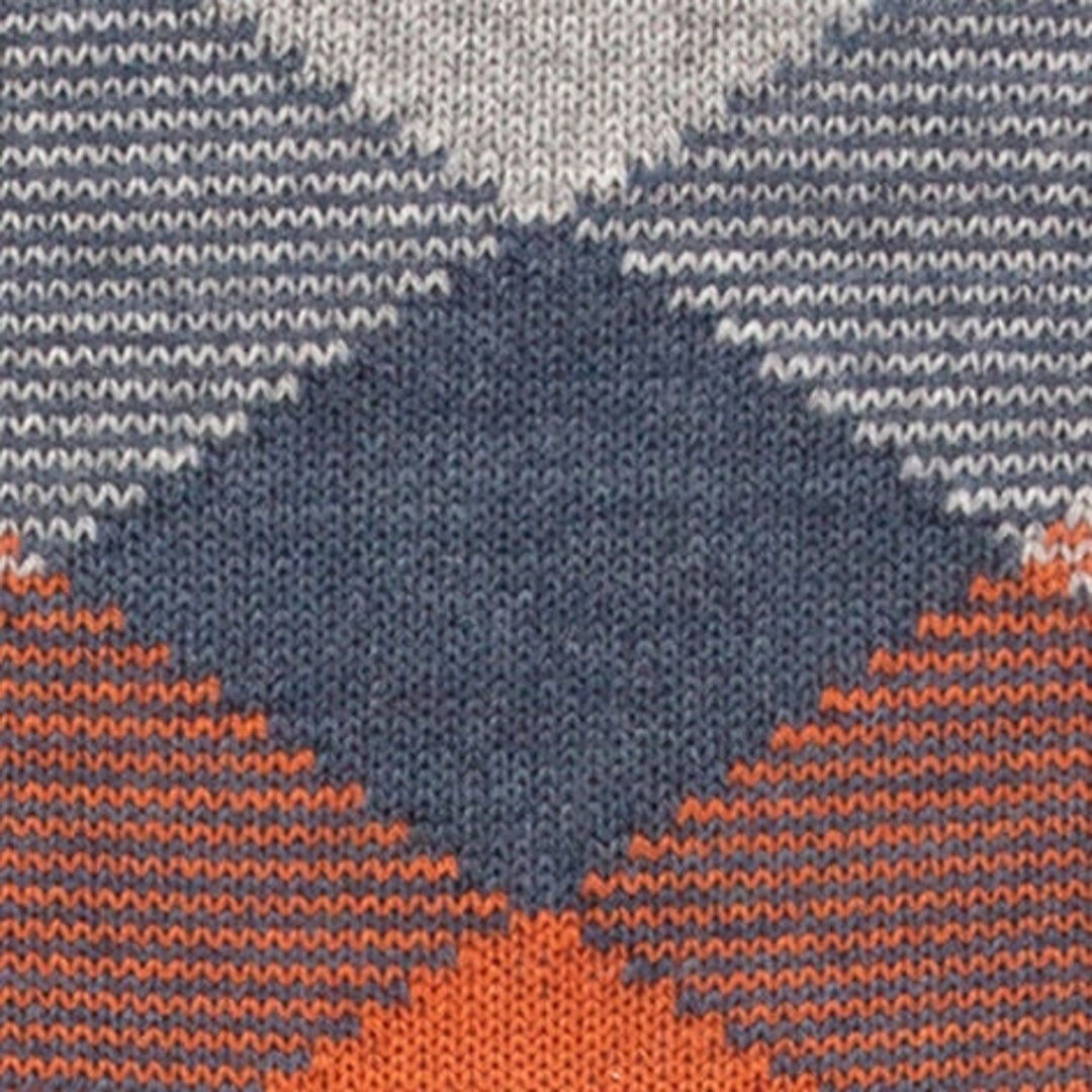 Blauw-grijze sok met wit-blauwe strepen en ruiten, dik gebreid patroon