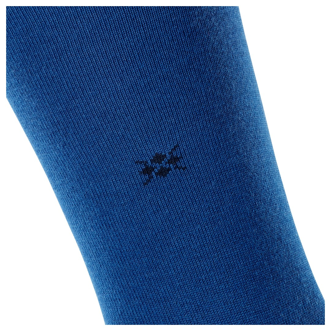 Leeds effen kniekousen heren, close-up blauw met kruis-borduursel