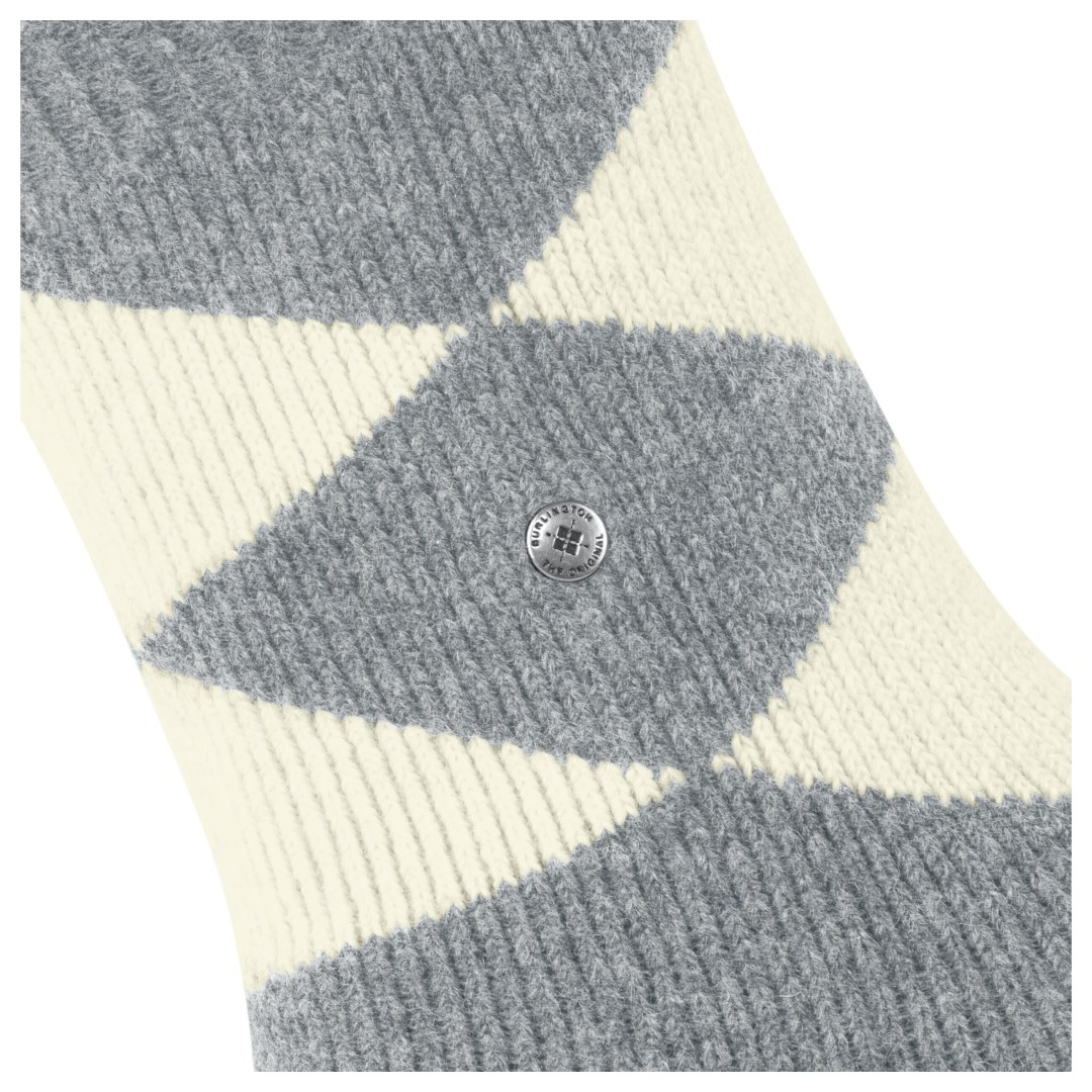 Cosy argyle huissokken dames, grijs met crème ruit en merklabel op de hiel