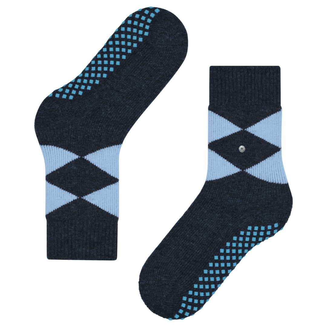 Huissokken donkerblauw met lichtblauwe en zwarte ruiten, knoopdetail op wreef