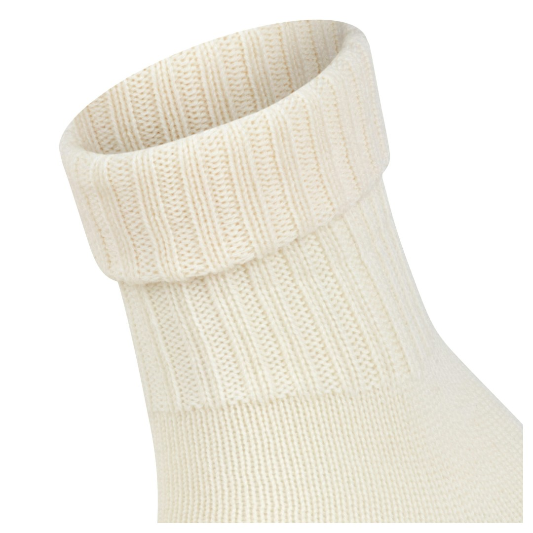 Plymouth damessokken off white, close-up breipatroon en opgerolde geribde boord