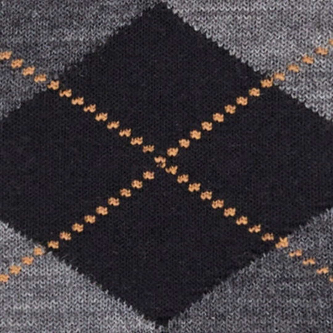 Close-up zwart argyle patroon: zwarte ruit met grijze vlakken en oranje stiknaden