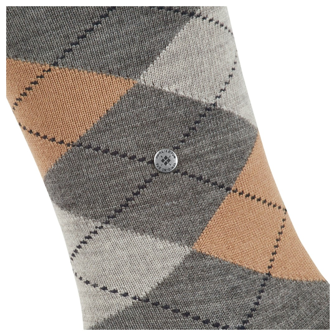 Grijze argyle kniekousen met kleine ruiten en borduuraccenten rond een logo-opdruk