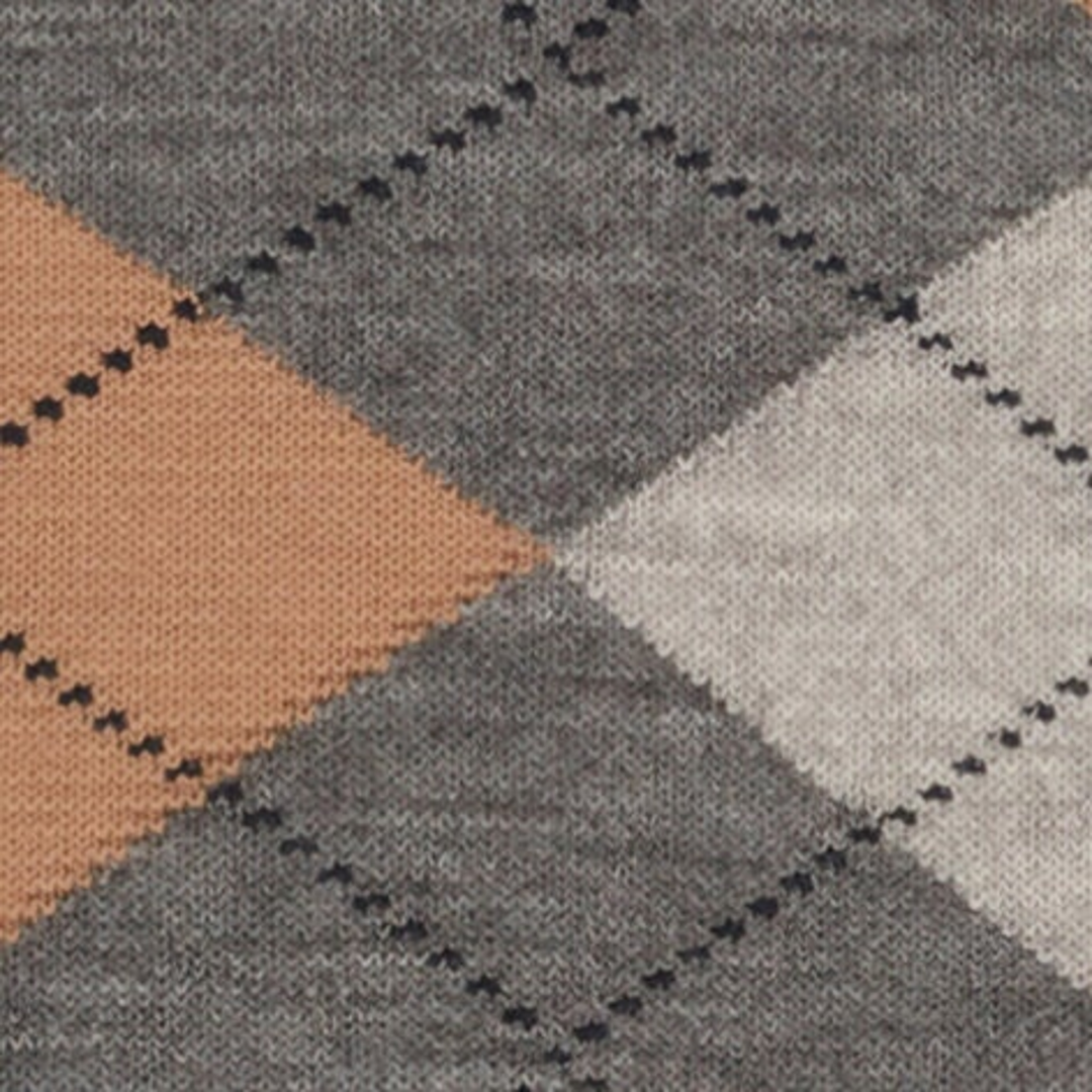 Close-up grijze argyle kniekous: ruitmotief met bruin/beige en donkere stiknaden