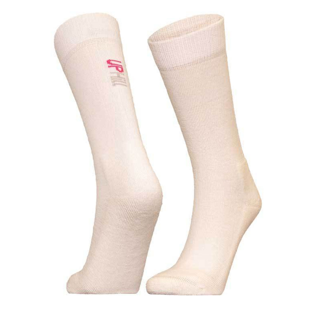 Sneeuwsportkousen in lichtbeige met rood logo bij de enkel.