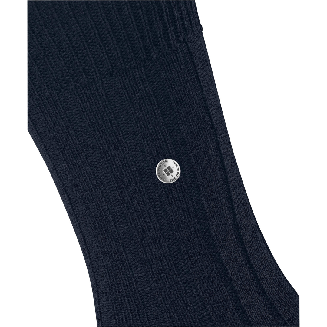 Dover boot sokken met rib in marineblauw, close-up ribdetail en metalen logo.