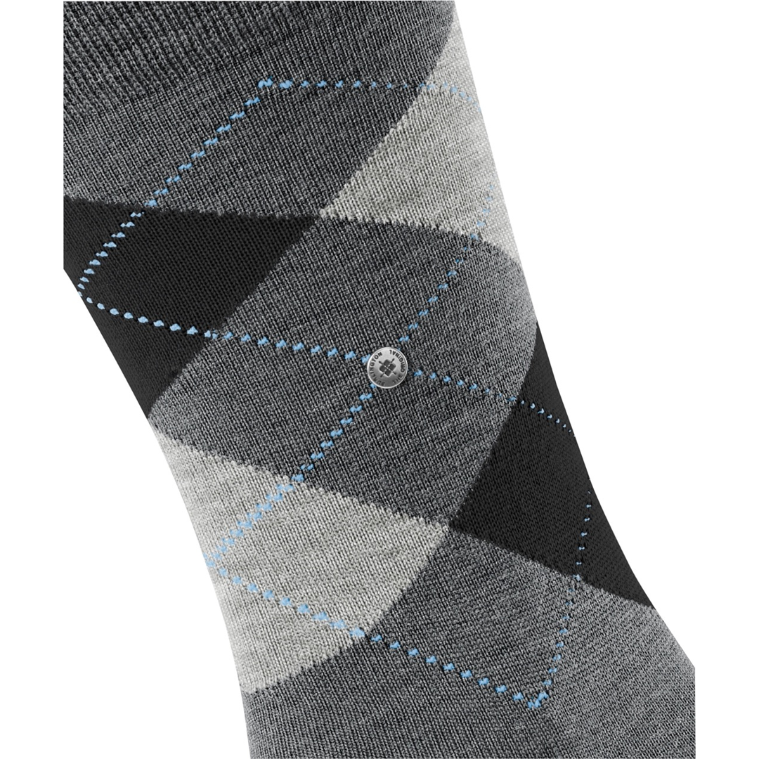 Close-up heren sok: grijze argyle ruiten met blauwe stiklijn en klein knoopdetail