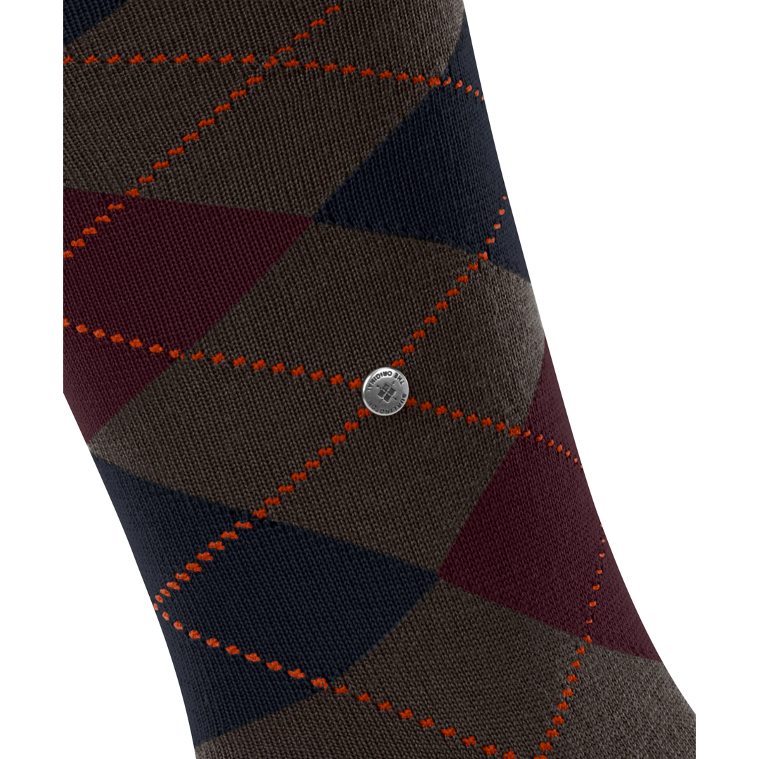 Detail heren kniekousen donkerbruin met ruiten en oranje stikrand