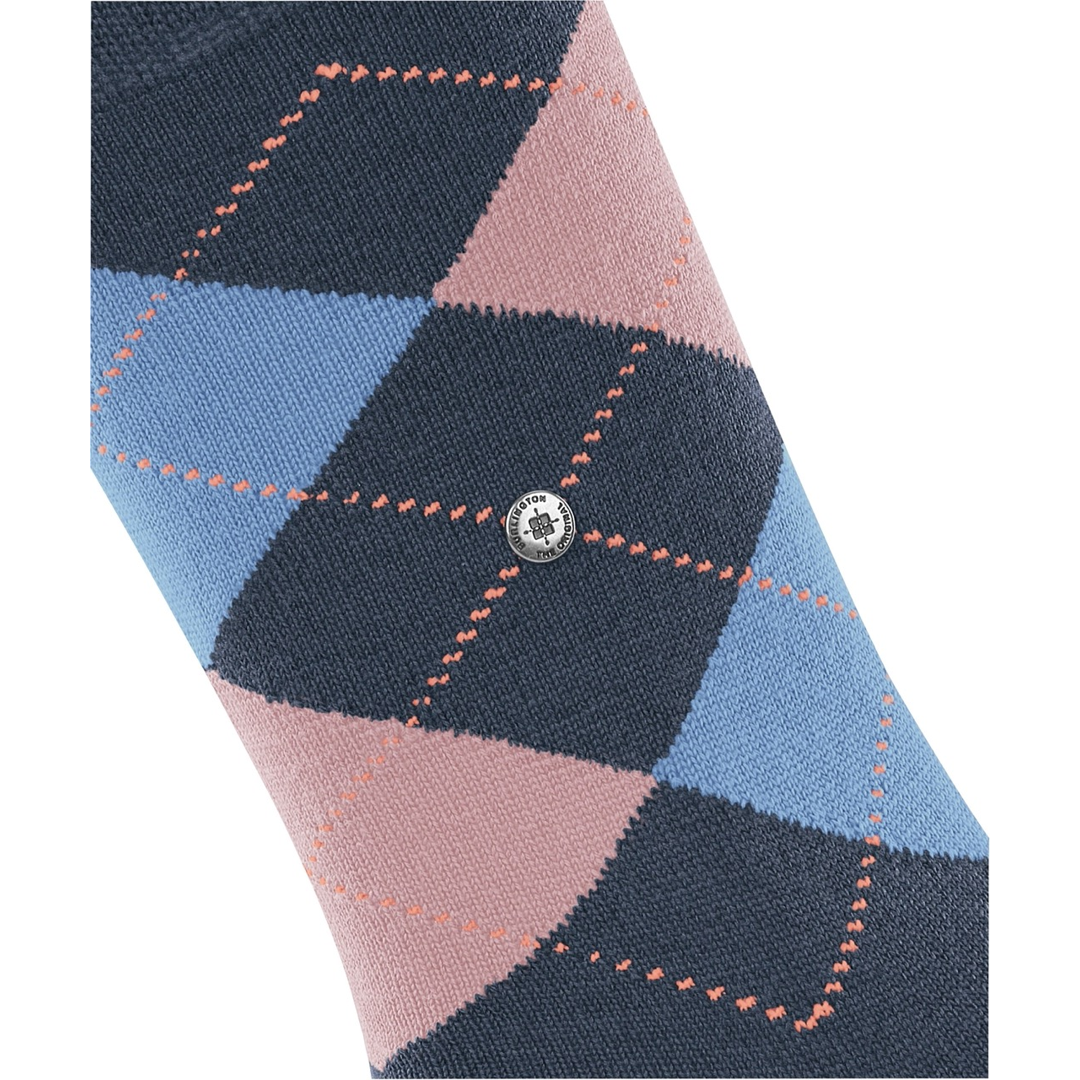 Detail: argyle ruiten op donkerblauwe sok met roze, lichtblauw en oranje stiksels