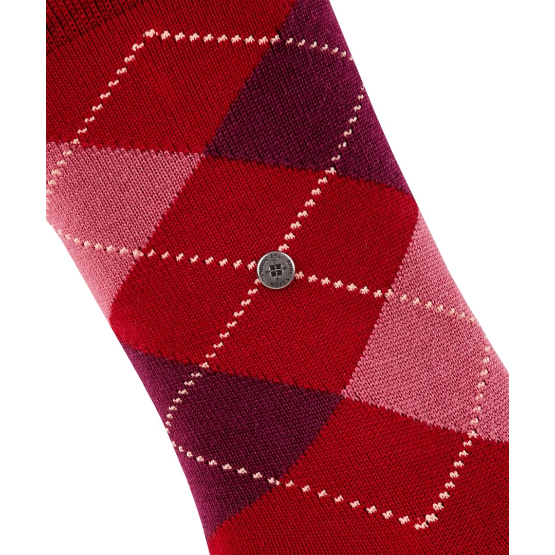Marylebone argyle sokken detail: cranberry ruiten met ronde merkknop