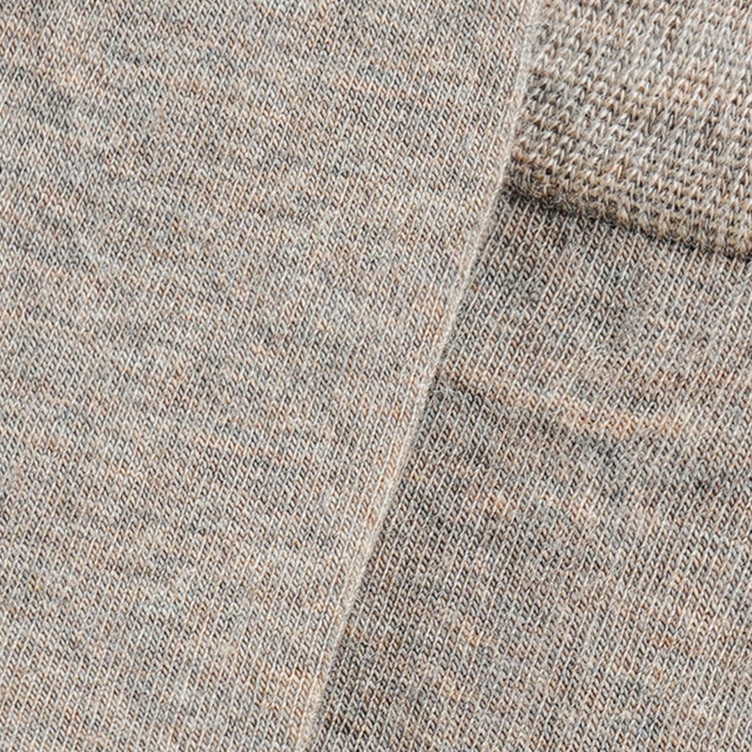 Nette sokken S13 beige, close-up van fijn breiwerk en naadstructuur