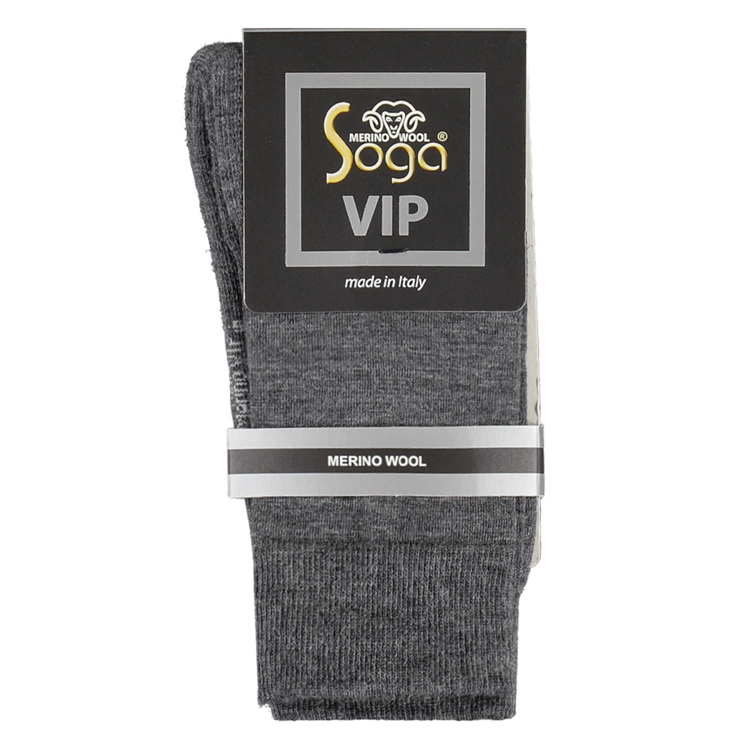 Grijze sokken met Soga VIP-label en merinowol-badge op de bovenkant
