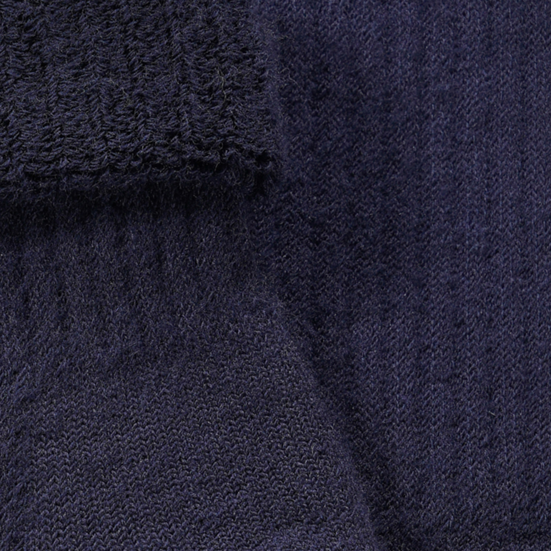 Close-up marineblauwe sokstof met badstof voeringstructuur