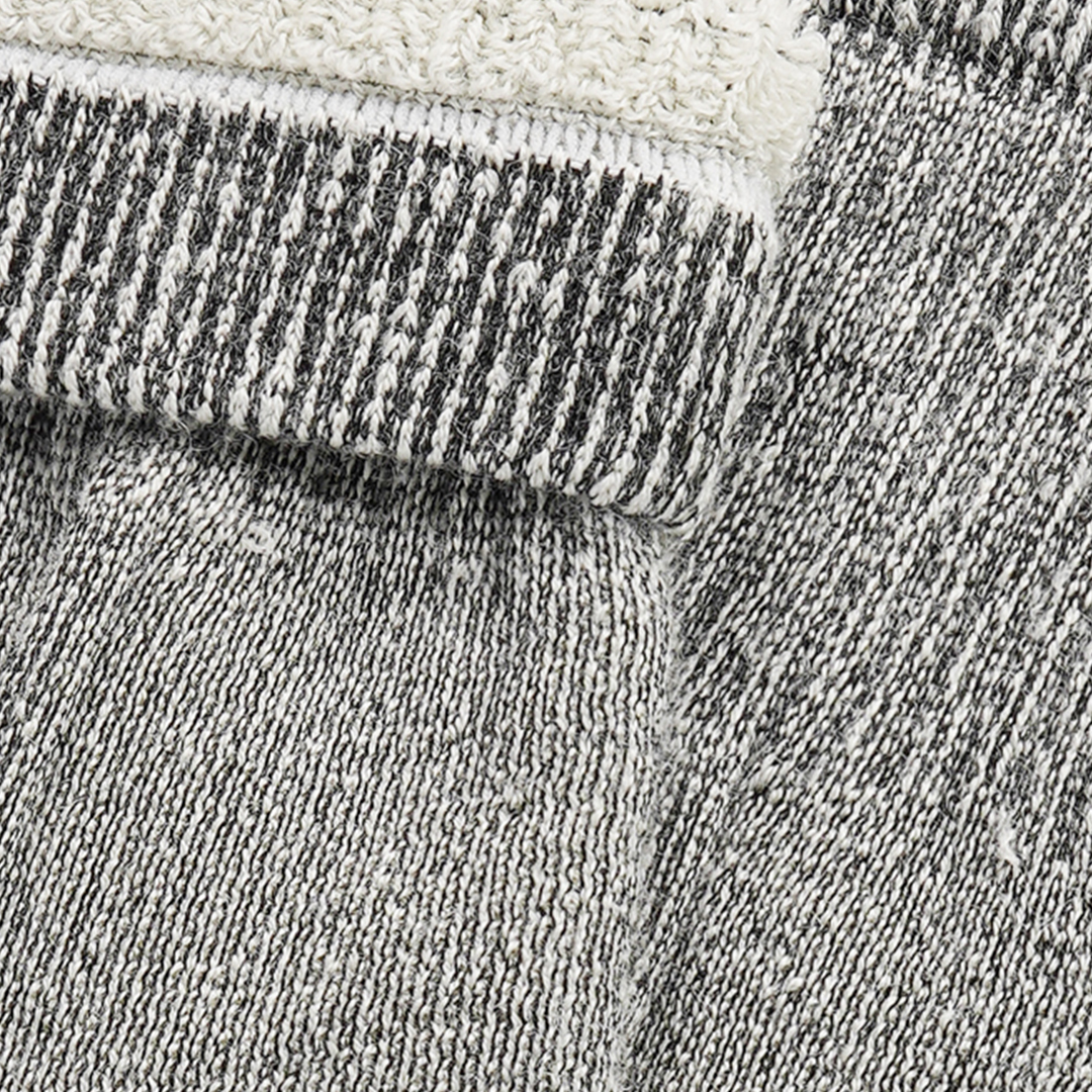 Grijs sokkenmateriaal met ribboord en badstof voering, close-up detail