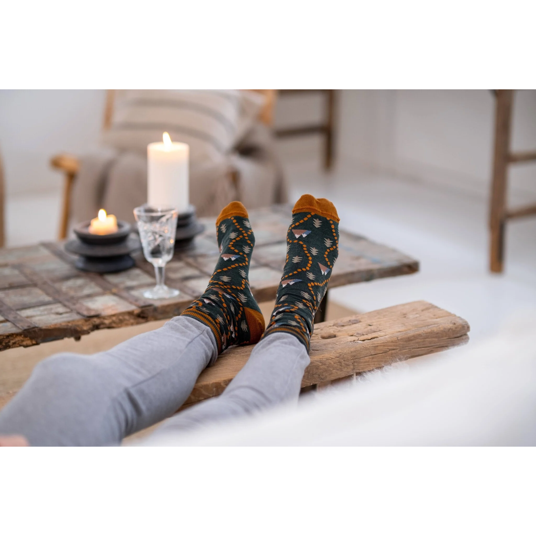 Sokken met Path-print, oranje en donkerblauw, gedragen