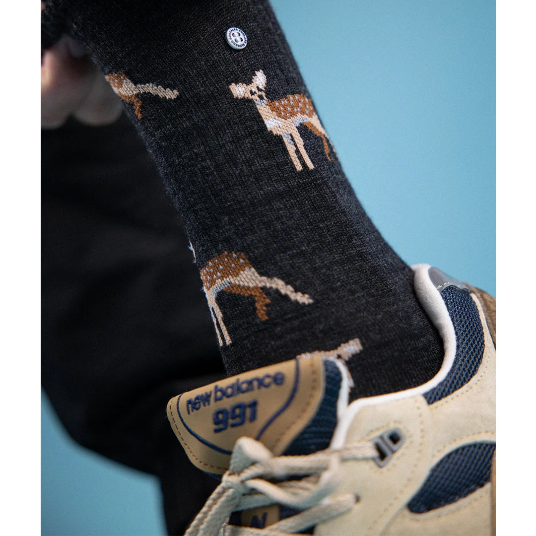 Antraciet sok met hertenprint en gebreide hiel/teen details