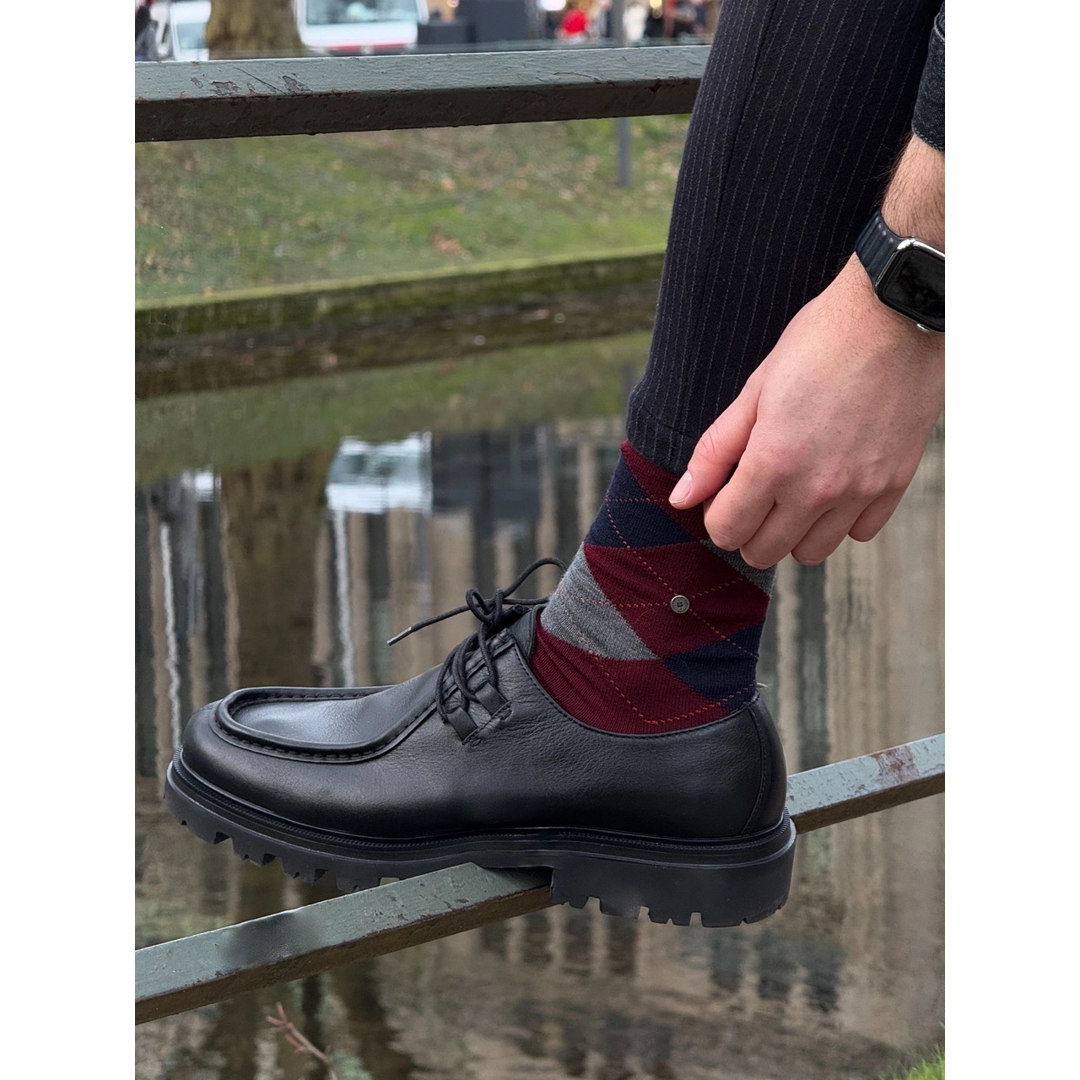 Heren argyle sokken in bordeaux en grijs, ruitpatroon met knoopdetail