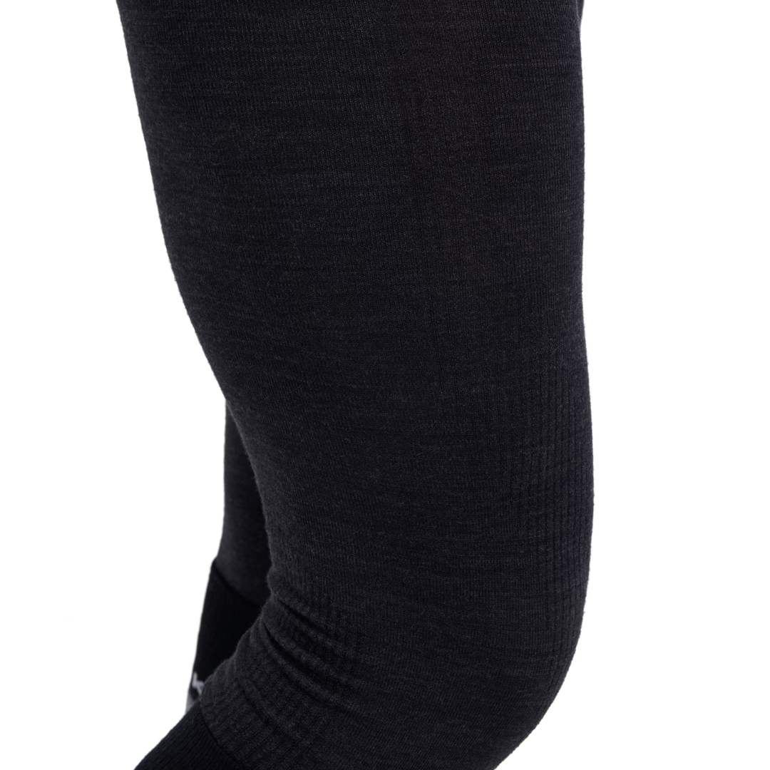 Merinowol thermolegging 3/4 voor heren, close-up van gladde darkgrijze beenstof en naad.