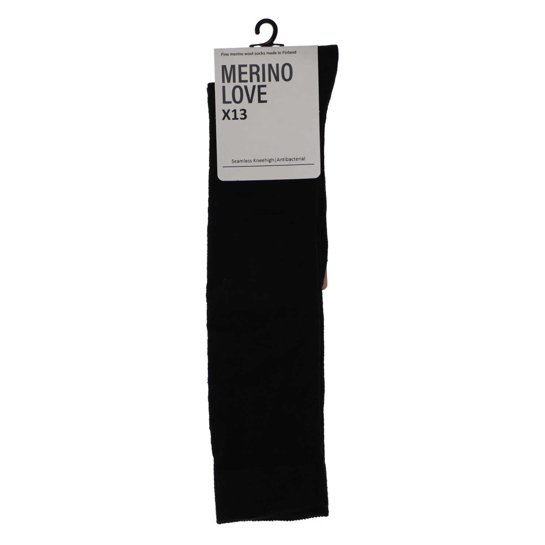 Merino Love X13 kniekousen in onyx black, met productetiket op verpakking