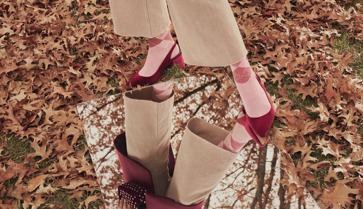 Roze merino sokken bij rode pumps tussen de herfstbladeren