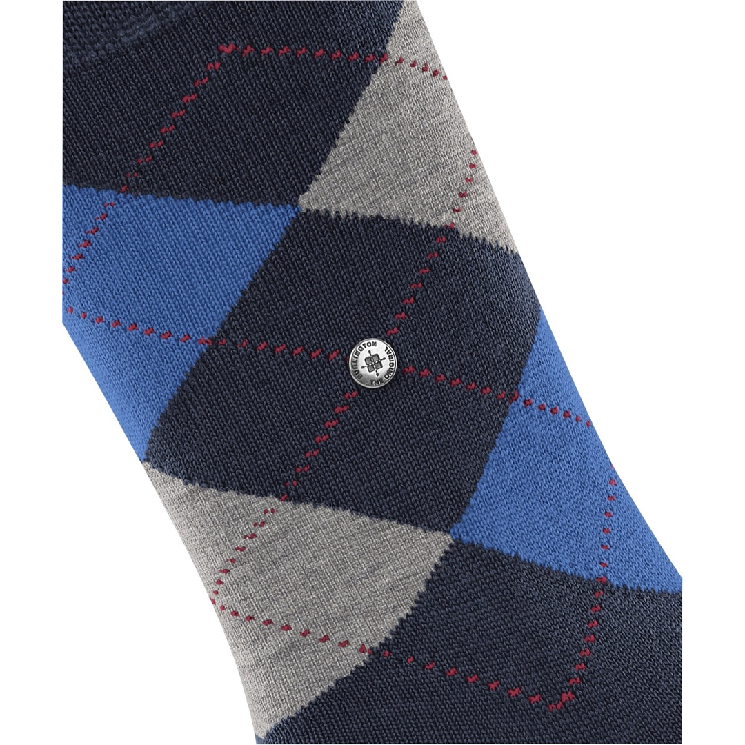 Marylebone argyle sokken detail donkerblauw: ruiten met rode stiklijn en knopje