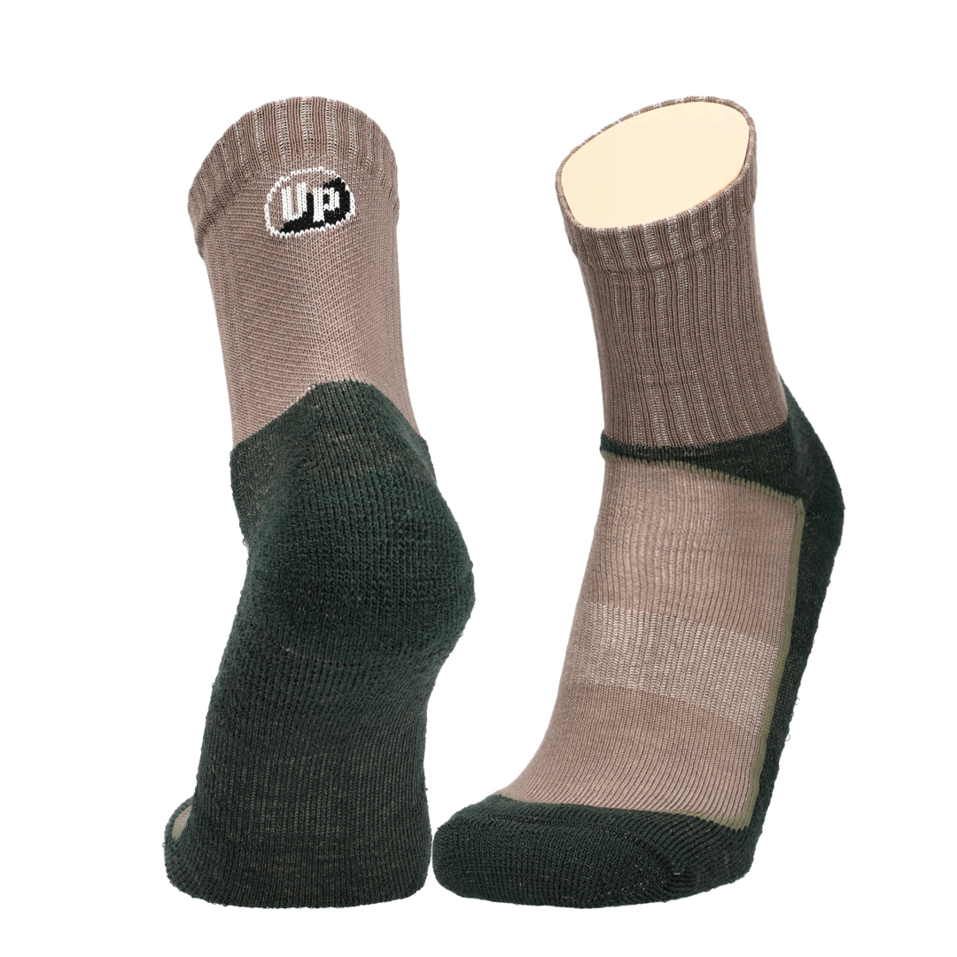 Wandelsokken in taupe met olijfgroene voet, UP-logo op de boord