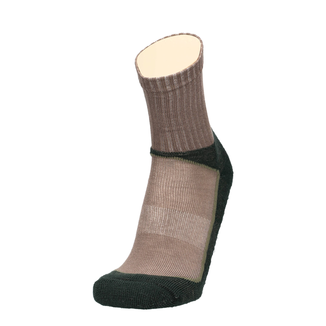 Taupe wandelsok met donkergroene hiel en teen, enkelhoog, brede geribde boord.