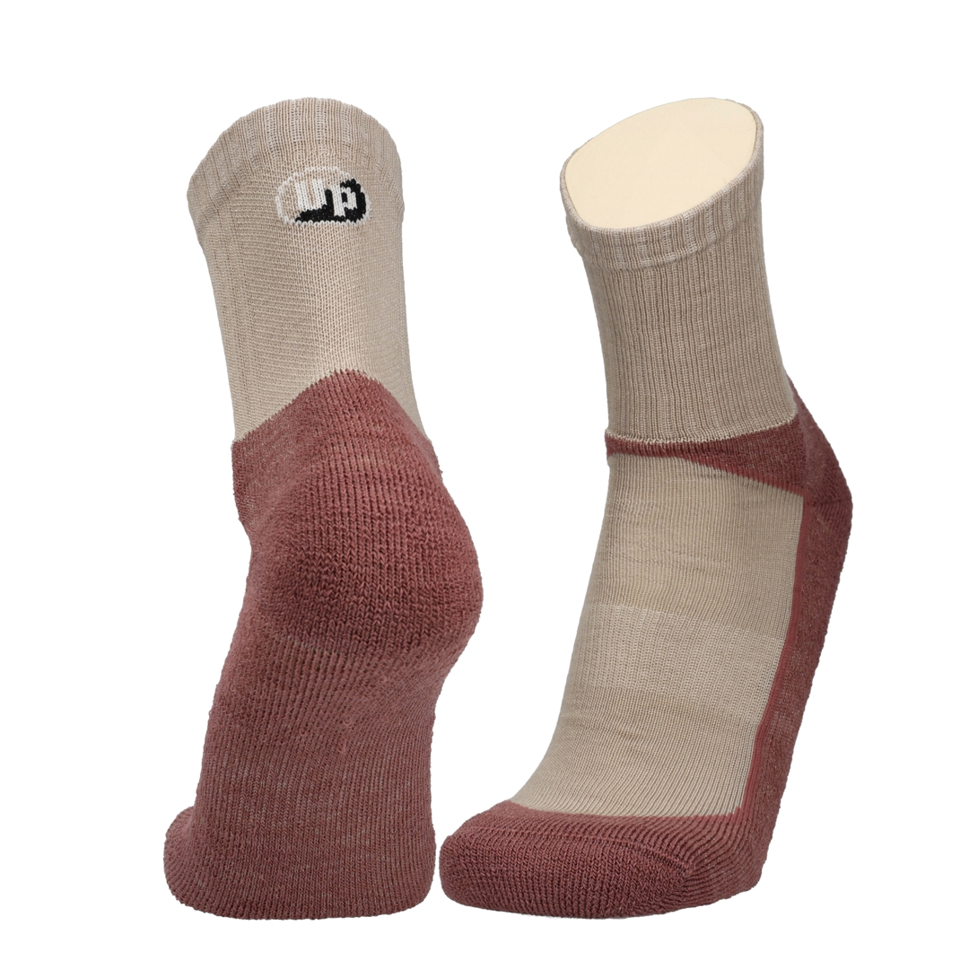 Wandelsokken in beige met bordeauxrood hiel/teen en UP-logo op de boord