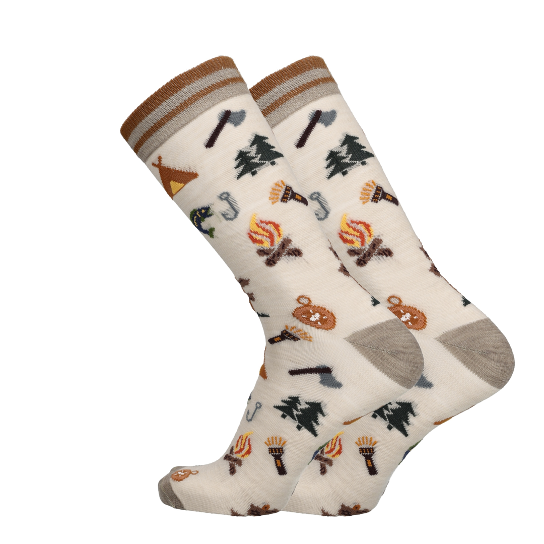 Beige merino sokken met campingprint en bruine geribde boord, tenen en hak zichtbaar.