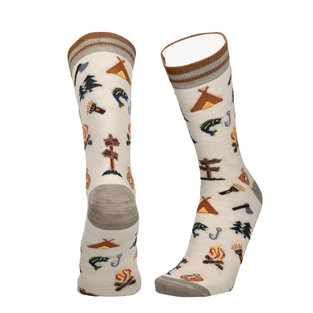 Beige sokken met campingprint en bruine geribde boord, twee paar sokken naast elkaar.