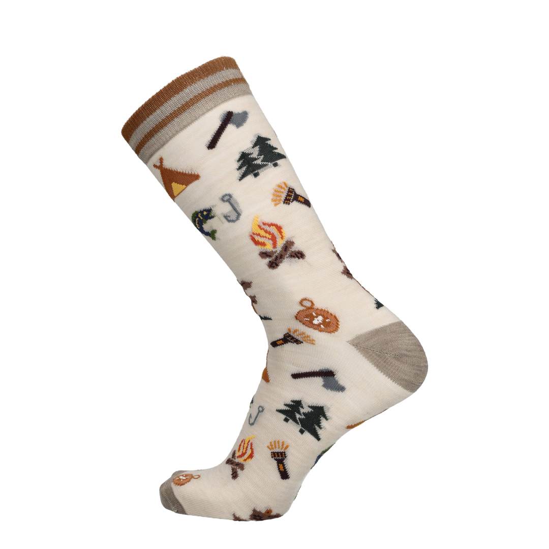 Beige merino sok met campingprint en bruine geribde boord, schuin vooraanzicht.