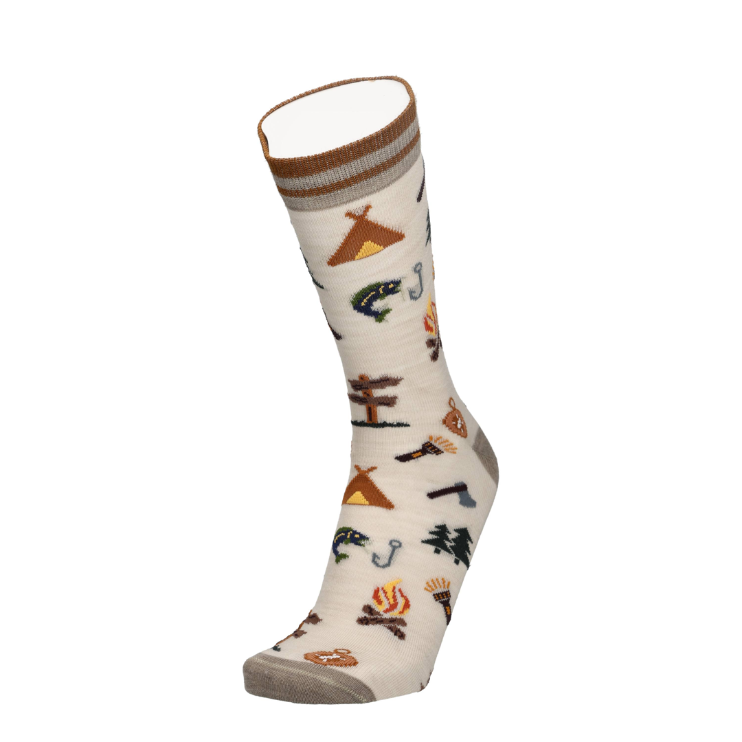 Beige sok met campingprint en bruine boord, zijaanzicht met teen en hiel.