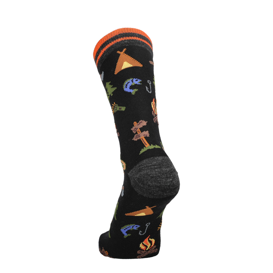 Zwarte merino sok met campingprint en oranje geribde boord, staand zijaanzicht.