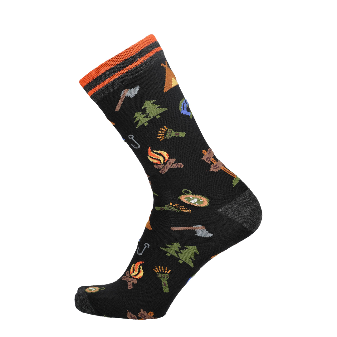 Zwarte merino sok met campingprint van tenten en dieren, met oranje geribde boord.