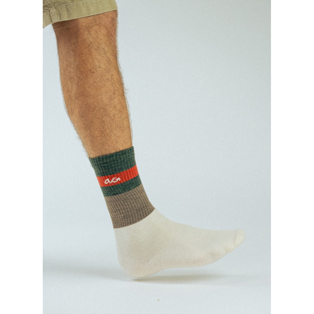 Enkel wandelsok off-white met groene en rode band, bruine zone boven de voet