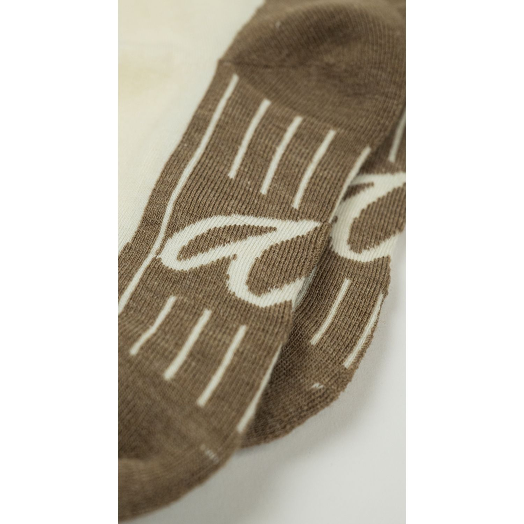 Detail van hike wandelsokken off white met bruine streeppatroonprint