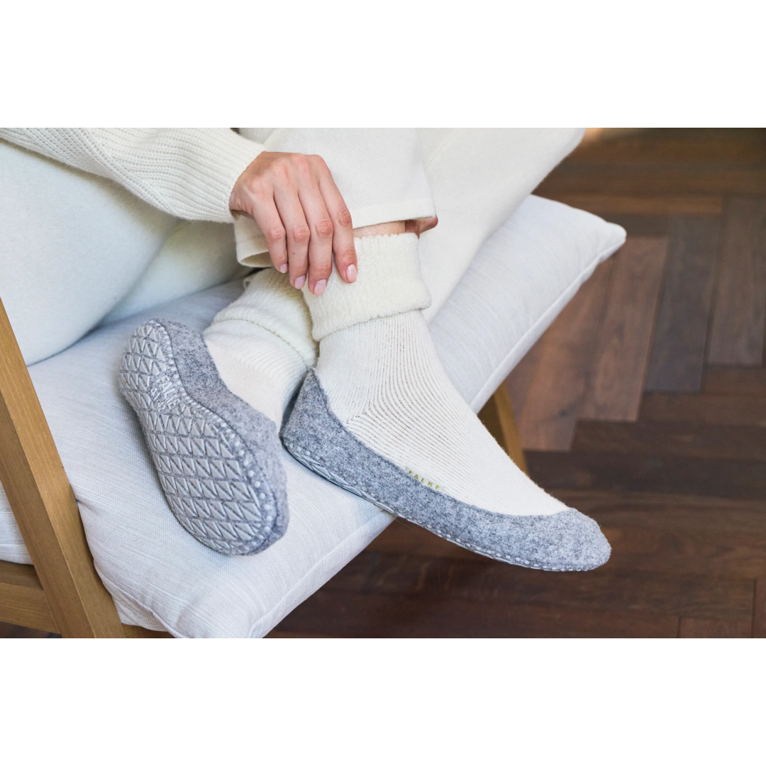 Gebroken wit dames pantoffels met anti-slip noppenzool, open schapenkant bij de voet