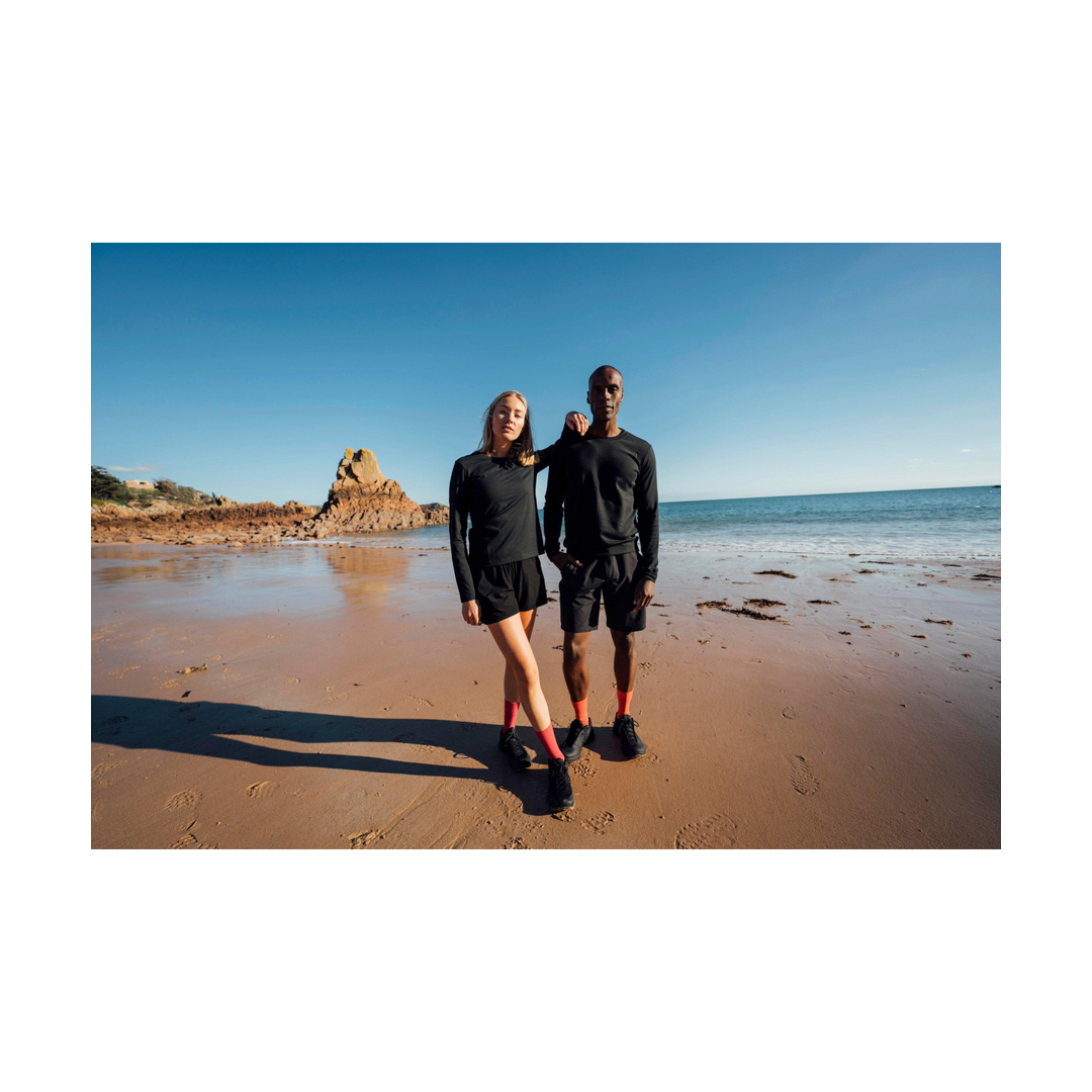 Heren wandelsokken in lifestyle: twee personen lopen op het strand