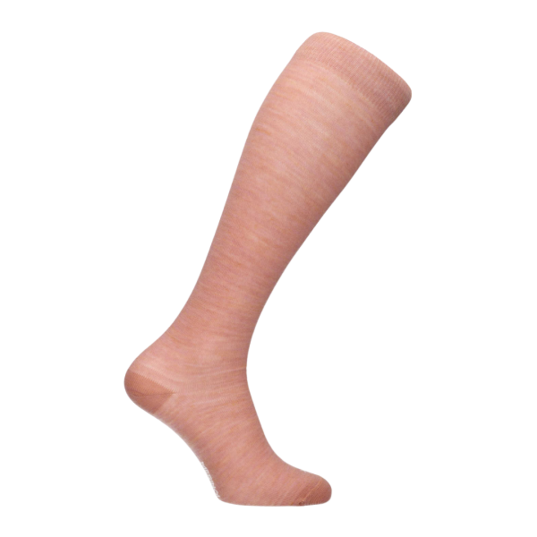 Kniekous van Tencel™-mix, perzikroze, glad gebreid tot boven de knie.